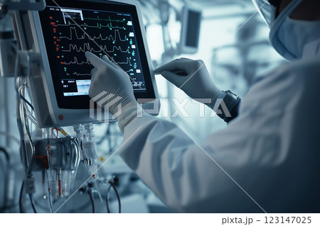 集中治療室で医療機器を操作する臨床工学技士 123147025