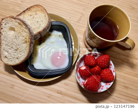苺と紅茶 パンと目玉焼き 朝ごはん 朝食 苺と紅茶 パンと目玉焼き 朝ごはん 朝食 123147196