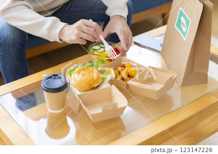 宅配で頼んだ料理を食べる男性の手元 123147226