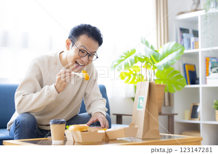 デリバリーで注文した料理を食べる男性 123147281
