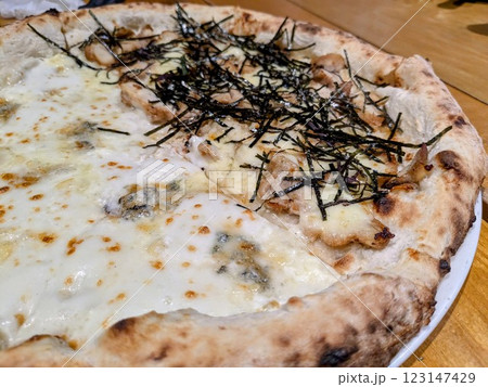 チーズたっぷりのピザ 123147429