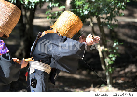 虚無僧 増井山随願寺の虚無僧碑前で献奏 虚無僧 増井山随願寺の虚無僧碑前で献奏 123147468
