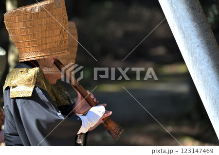 虚無僧　増井山随願寺の虚無僧碑前で献奏 123147469