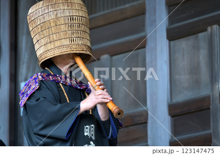 虚無僧　増井山随願寺本堂で献奏 123147475