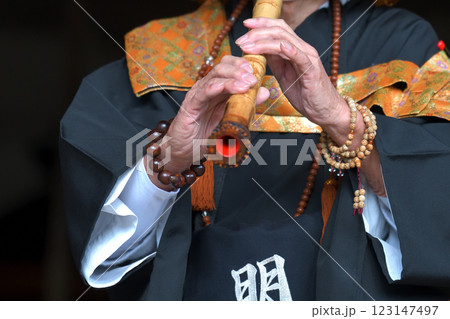 虚無僧　増井山随願寺本堂で献奏 123147497