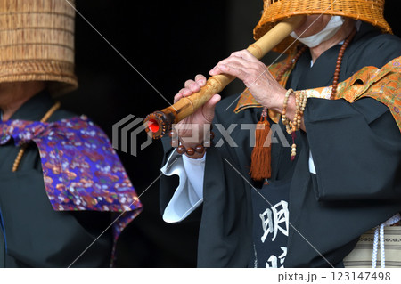 虚無僧　増井山随願寺本堂で献奏 123147498