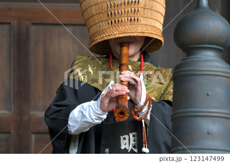 虚無僧　増井山随願寺本堂で献奏 123147499