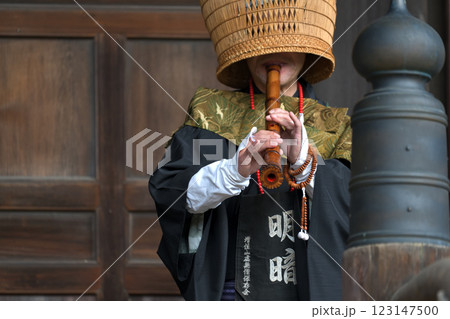 虚無僧　増井山随願寺本堂で献奏 123147500