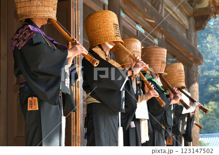 虚無僧 増井山随願寺本堂で献奏 虚無僧 増井山随願寺本堂で献奏 123147502