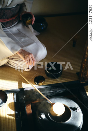 和服の女性がお茶を点てている 和服の女性がお茶を点てている 123147629