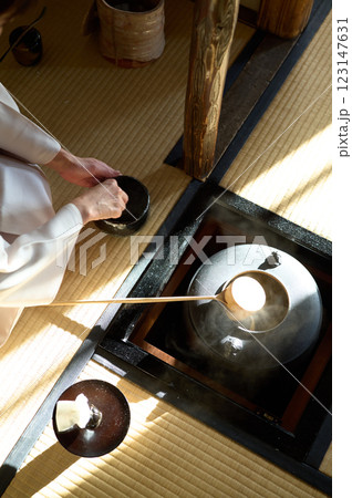 着物の女性がお茶を点てている 着物の女性がお茶を点てている 123147631