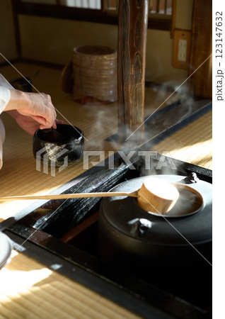 和服の女性がお茶を点てている 123147632