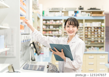 薬局・病院・ドラッグストアで働く薬剤師（処方箋・薬・サプリメント） 123147837
