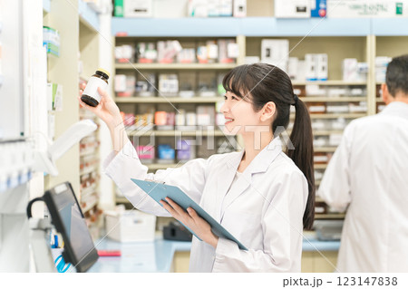 薬局・病院・ドラッグストアで働く薬剤師(処方箋・薬・サプリメント) 薬局・病院・ドラッグストアで働く薬剤師(処方箋・薬・サプリメント) 123147838