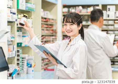 薬局・病院・ドラッグストアで働く薬剤師（処方箋・薬・サプリメント） 123147839