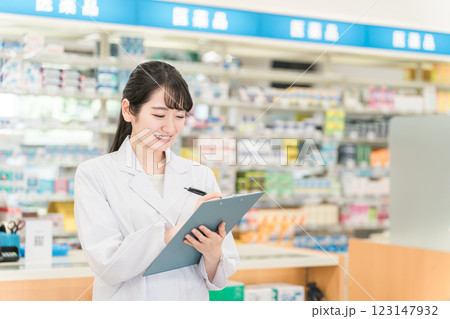 薬局で働く薬剤師も女性(カルテ・メモ・勉強・服薬指導) 薬局で働く薬剤師も女性(カルテ・メモ・勉強・服薬指導) 123147932