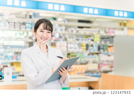 薬局で働く薬剤師も女性（カルテ・メモ・勉強・服薬指導） 123147933