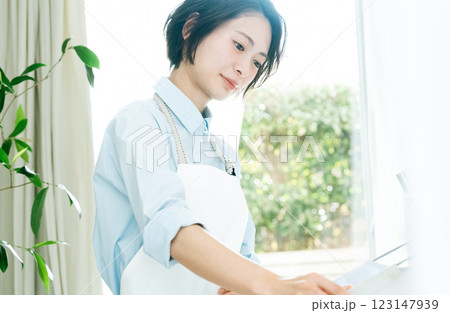 洗濯物を部屋干しする女性 123147939