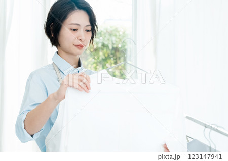 洗濯物を部屋干しする女性 洗濯物を部屋干しする女性 123147941