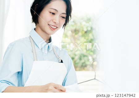 洗濯物を部屋干しする女性 洗濯物を部屋干しする女性 123147942