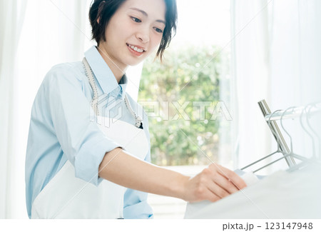 洗濯物を部屋干しする女性 洗濯物を部屋干しする女性 123147948