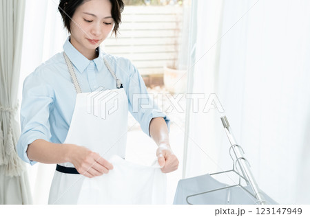 洗濯物を部屋干しする女性 123147949