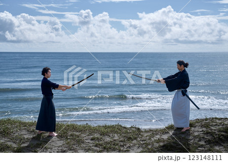 海辺で対決する2人の侍 海辺で対決する2人の侍 123148111