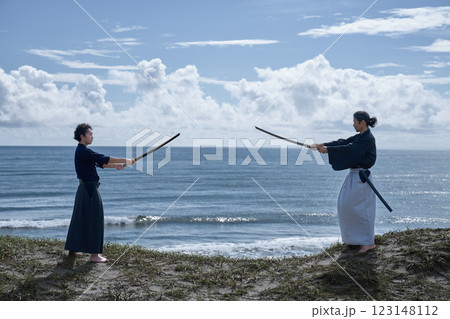 海辺で対決する2人の侍 海辺で対決する2人の侍 123148112