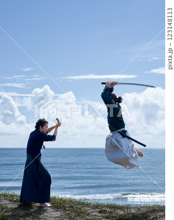 海辺で対決する2人の侍 海辺で対決する2人の侍 123148113