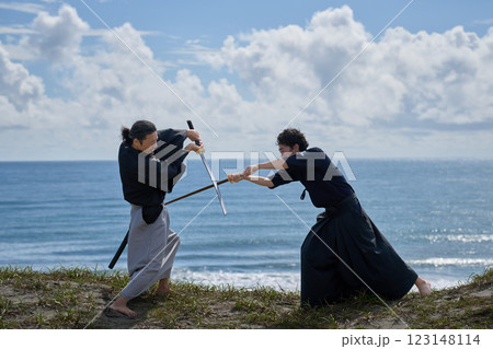 海辺で対決する2人の侍 海辺で対決する2人の侍 123148114