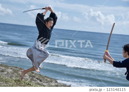 海辺で対決する2人の侍 海辺で対決する2人の侍 123148115