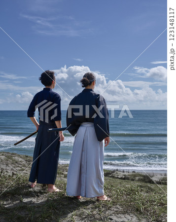 刀を携えて海を見つめる2人の和服男性の後ろ姿 刀を携えて海を見つめる2人の和服男性の後ろ姿 123148117