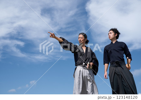 刀を携えて遠くを見つめる2人の男性 123148120