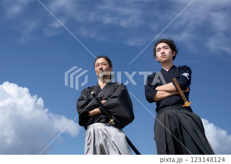 腕組みしながら佇む和服姿の老人と青年 123148124