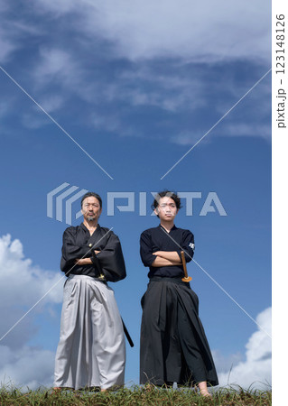 腕組みしながら佇む和服姿の老人と青年 123148126