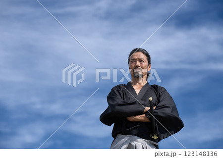 刀を持って佇む和服姿の中年男性 123148136