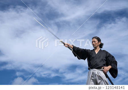 刀を抜く和服姿の中年男性 刀を抜く和服姿の中年男性 123148141