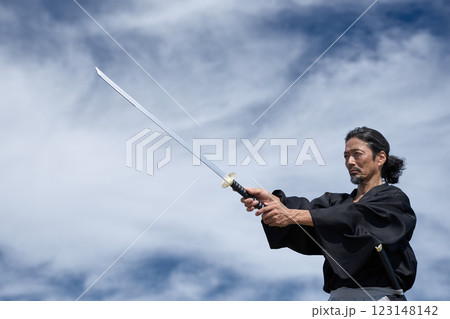 刀を抜く和服姿の中年男性 123148142