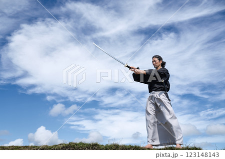 刀を抜く和服姿の中年男性 123148143