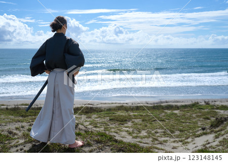 刀を持って佇む和服姿の中年男性 刀を持って佇む和服姿の中年男性 123148145