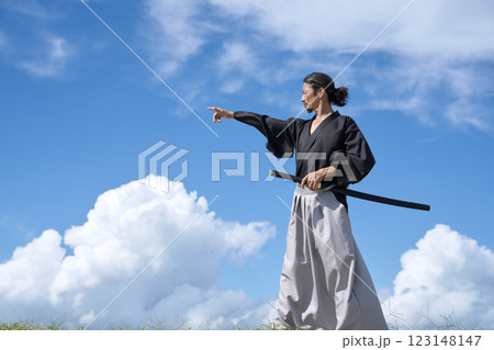 刀を持って遠くを指差すサムライ 刀を持って遠くを指差すサムライ 123148147
