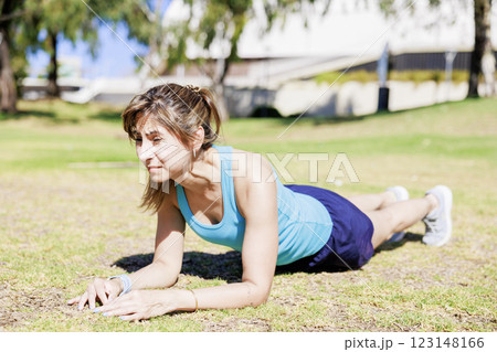 公園でプランクする女性 公園でプランクする女性 123148166