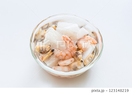 塩水につけたシーフードミックス　シーフードミックスの解凍方法 123148219