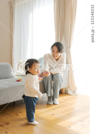 リビングでくつろぐ女の子とママ 123148332