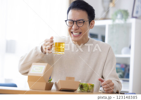 ビールを飲む男性 123148385