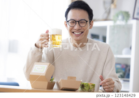 ビールを飲む男性 ビールを飲む男性 123148429