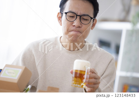 ビールを飲む男性 123148433