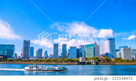 日本の東京都市景観 新風景。「エメラルダス」や浜松町。左奥に東京タワーや麻布台。右側は汐留地区 123148472