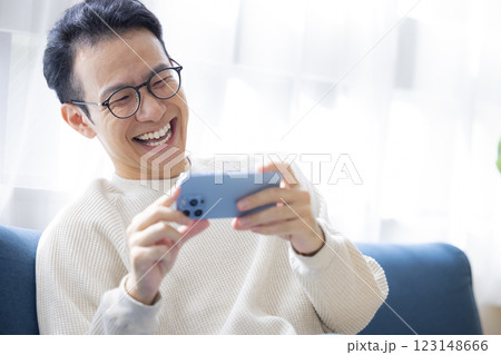 スマホを見ている男性 123148666