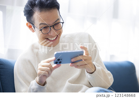 スマホを見ている男性 123148668